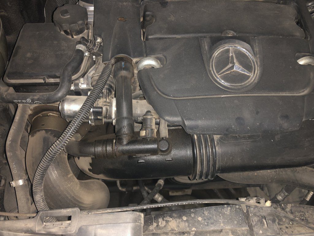 Mercedes C300 xộc mùi xăng