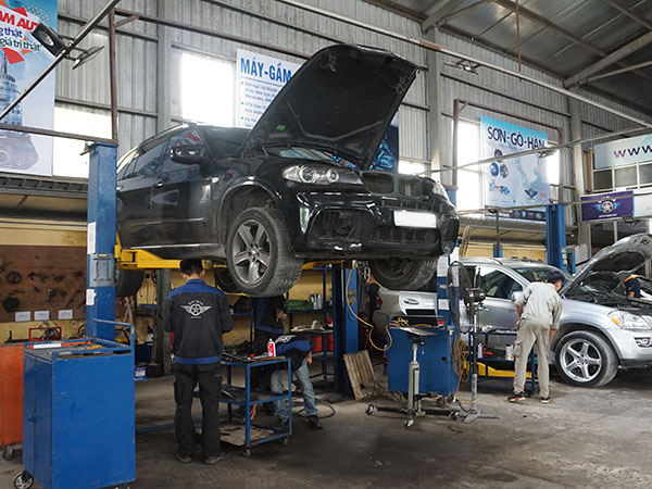 Mercedes và BMW - BMW X5 sửa tại xưởng Đại Nam