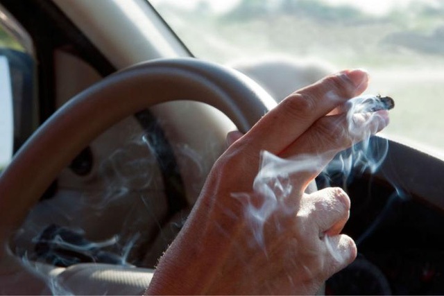 Hút thuốc gây mùi trong xe - Khử mùi ô tô