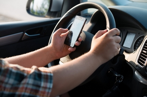 Nghe điện thoại khi lái xe là một thói quen nguy hiểm