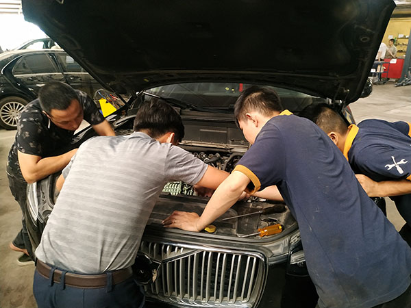 Giám đốc và kỹ thuật viên đang kiểm tra Volvo XC90